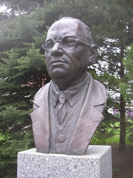 450px-Hrusice_CZ_Josef_Lada_bust_323