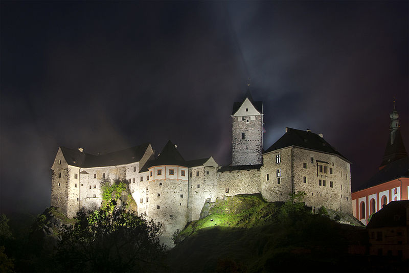 800px-Hrad_Loket_v_noci